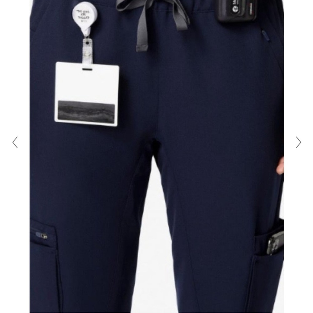 Excellent Figs Limited edition Navy Blue 20 pocket Scrub Joggers Small - Picture 2 of 15
